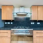 Luxury Five Bedroom Deluxe Duplex Apartment I City Centre Edinburgh I Fountainpark